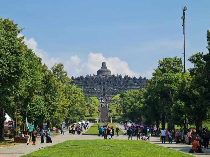 RAMAI: Pengunjung memadati kompleks Candi Borobudur.