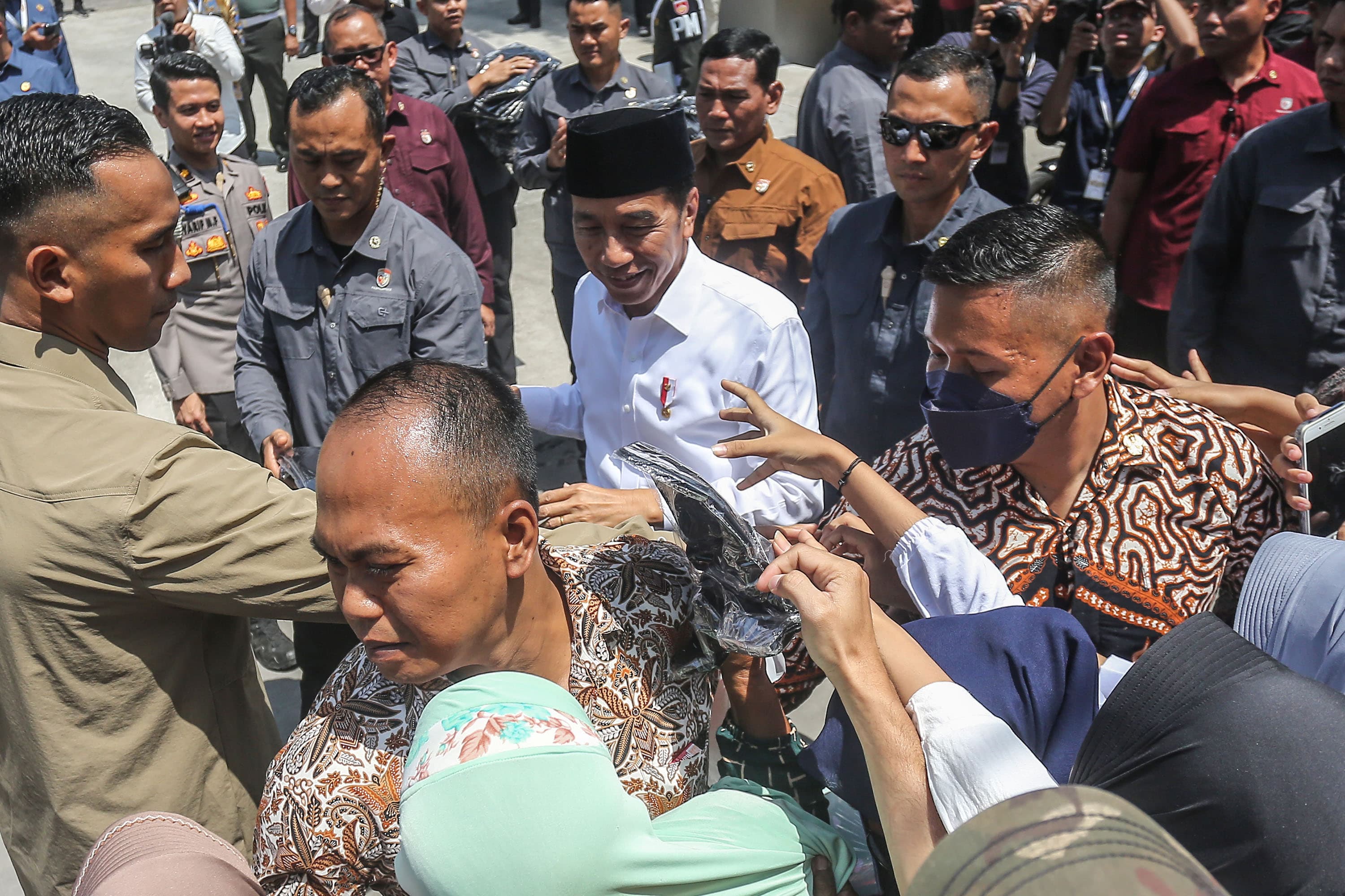 Presiden Joko Widodo menghadiri peringatan hari lahir Pondok Pesantren Ora Aji ke-12, Kamis (19/9/2024).