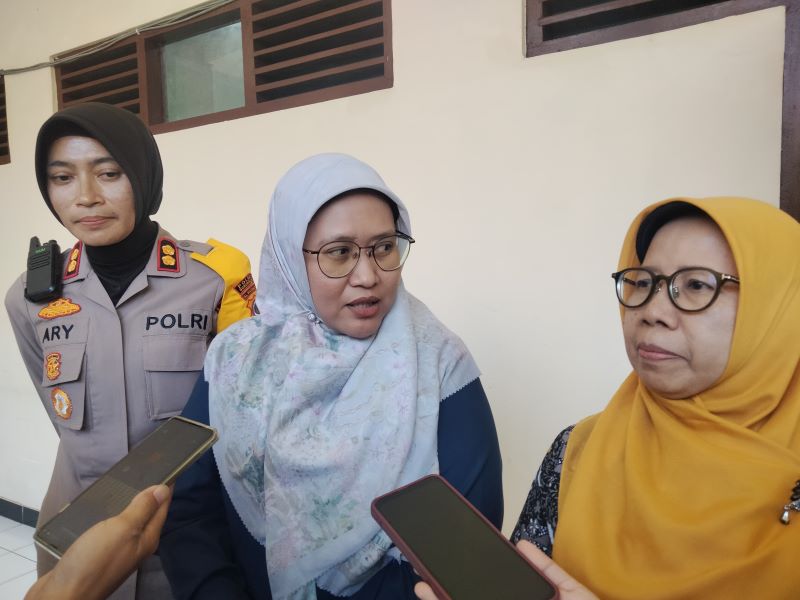 Kapolres Gunungkidul AKBP Ary Murtini (kiri), Anggota KPAI Diah Puspitarini (tengah), Kepala Dinsos P3A Gunungkidul Asti Wijayanti (kanan) saat diwawancarai awak media, Kamis (19