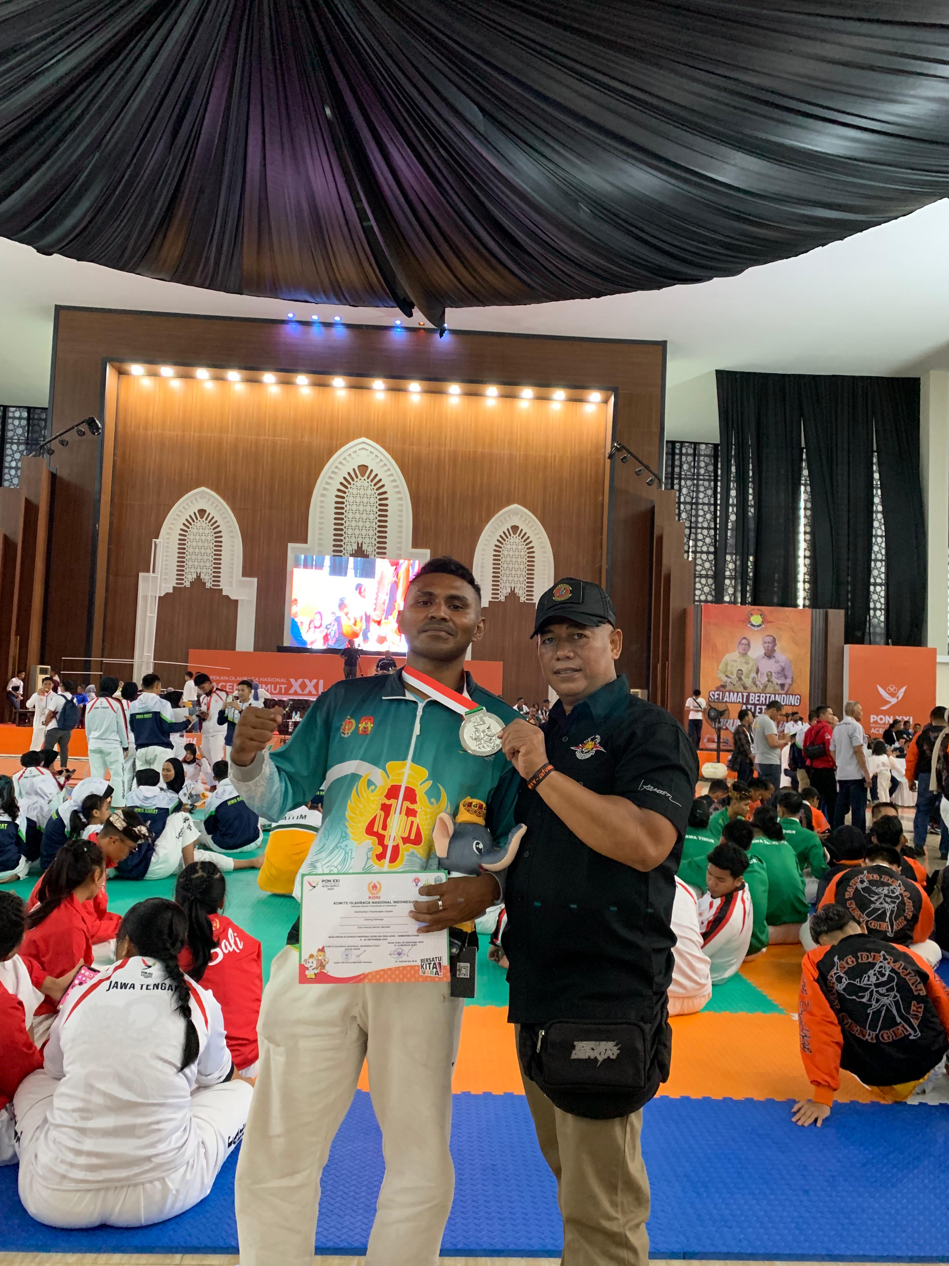 Atlet tarung derajat putra andalan DIY Willy Brondus Rahayaan (kiri) saat berfoto bersama dengan Pelatih tarung derajat DIY Dedi Kusnadi (kanan).