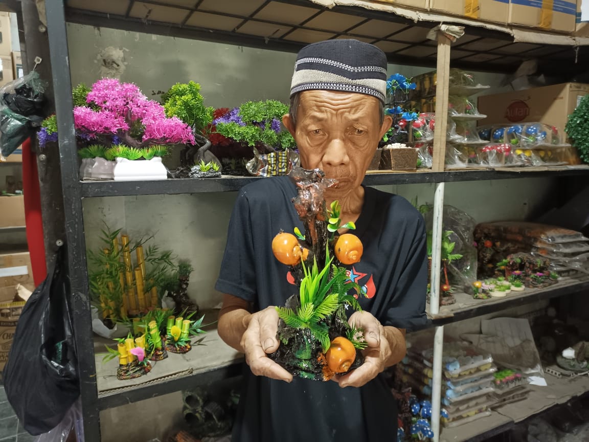 INOVATIF : Sumedi, 66, warga Desa Karangsari, Kecamatan Kebumen menunjukkan kerajinan yang dibuat dari limbah plastik.