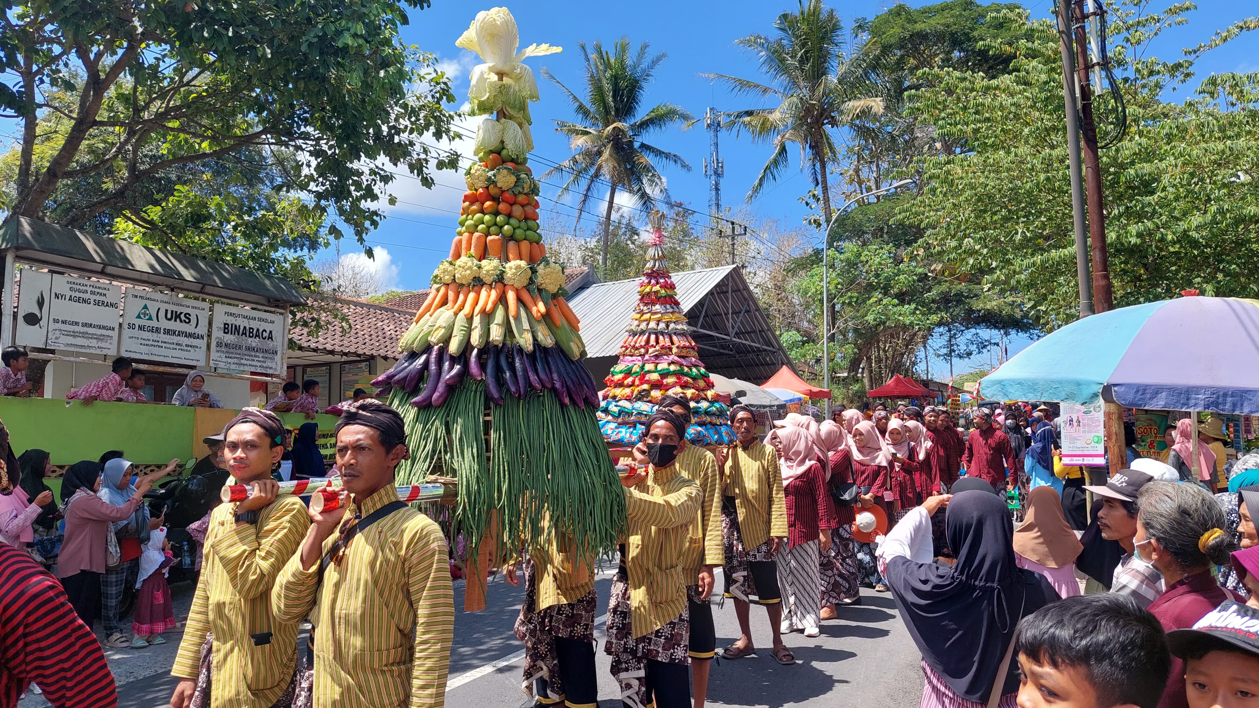 &nbsp;  KIRAB: Gunungan yang diarak keliling kalurahan Demangrejo.