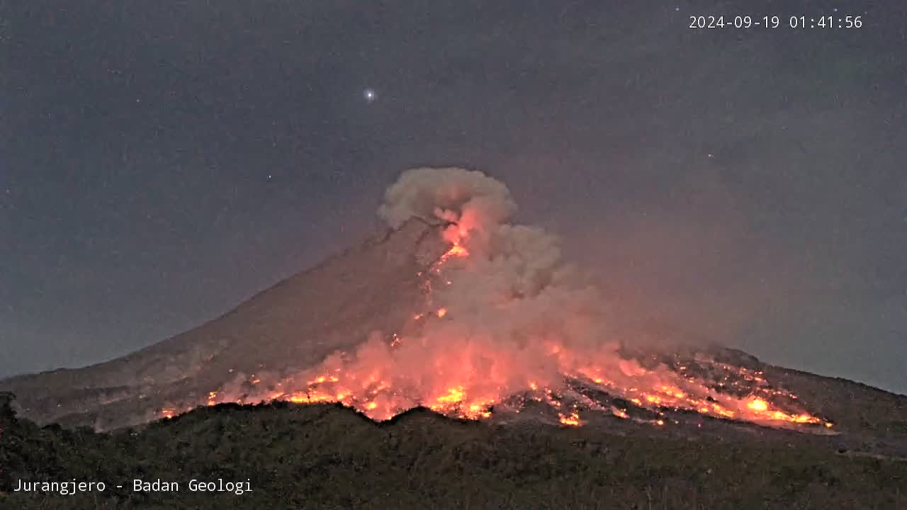 Erupsi Merapi dengan keluarnya Awan Panas Guguran pada Kamis 19/9/2024 jam 01:41 WIB terekam dari CCTV Badan Geologi di Jurangjero Kabupaten Magelang.  (BPPTKG) 