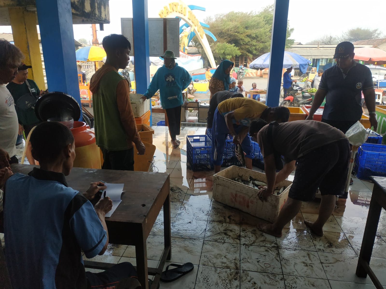 Suasana TPI Mina Bahari yang sedang aktif mengurus perikanan hasil tangkapan nelayan di Bantul
