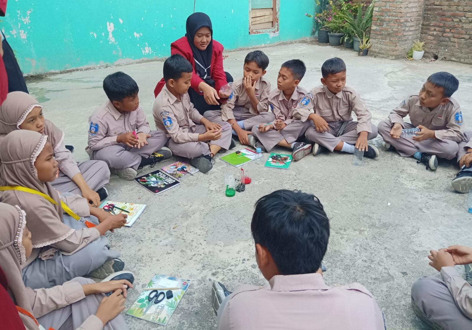SEMANGAT - SD Muhammadiyah Suryowijayan kolaborasi dengan mahasiswa UMY mendaur ulang sampah jadi sebuah karya pada Kamis (19/9/2024)  (GUNAWAN/Radar Jogja)
