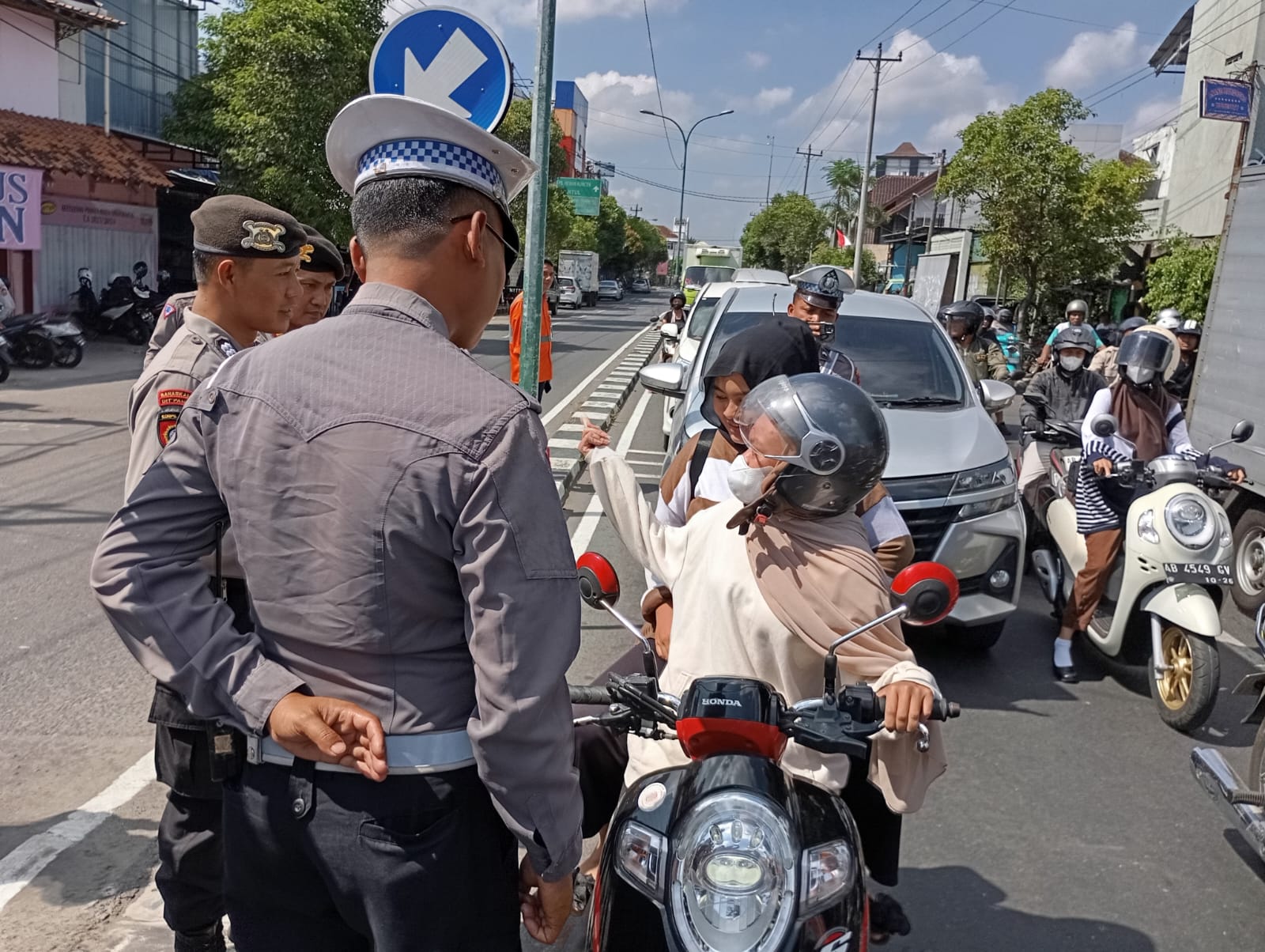 DITILANG: Polisi dan pegawai PT KAI Daop 6 Yogyakarta melaksanakan sosialisasi tertib lalu lintas di lintasan KA Jalan HOS Cokroaminoto, Tegalrejo, Kota Jogja (19/9/2024).  (IWAN NURWANTO/Radar Jogja)