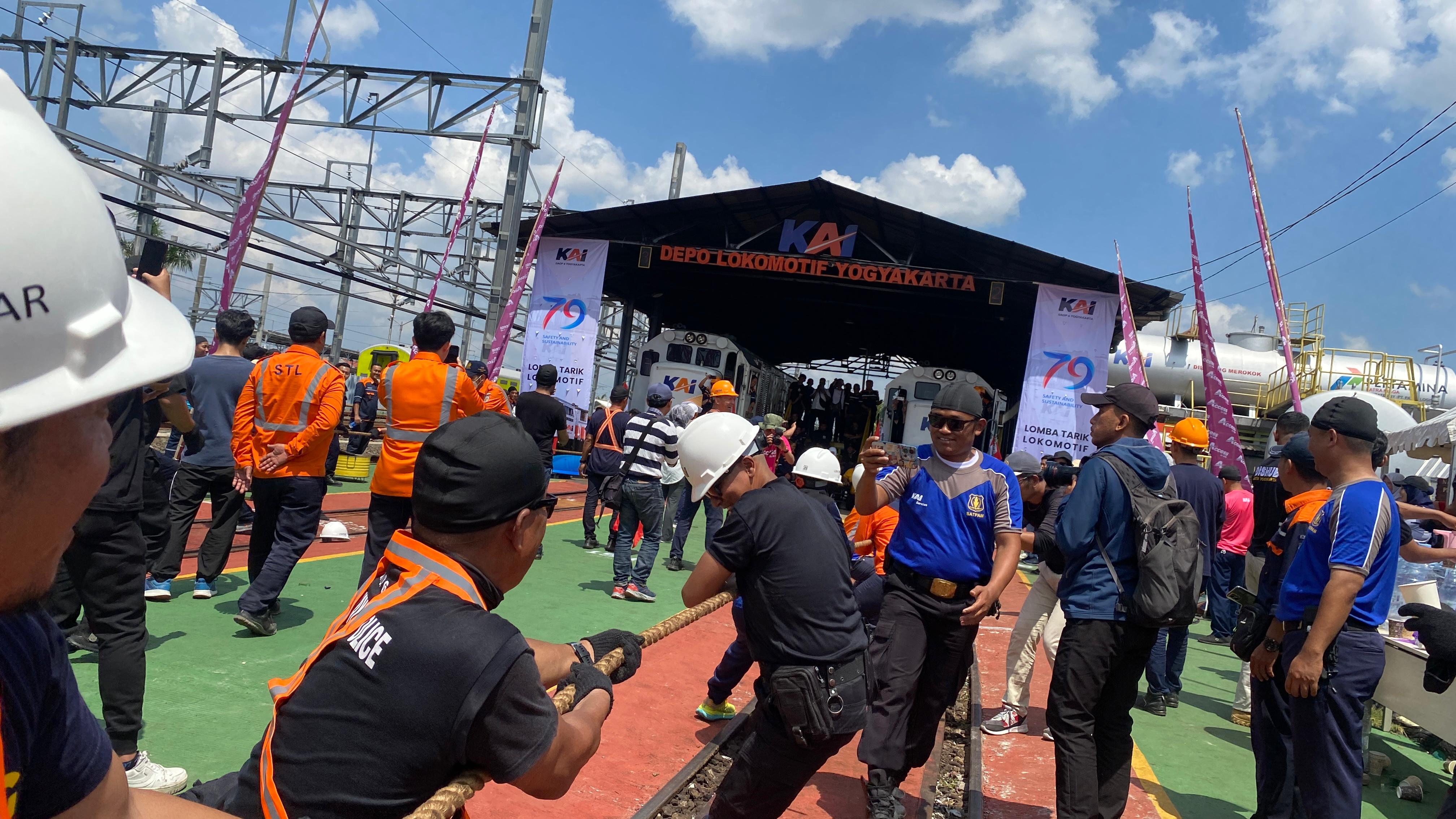 Lomba Tarik Kereta Api di Depo Lokomotif Daop 6 Yogyakarta, Kamis (19/9/2-24).  (AGUNG DWI PRAKOSO/ RADAR JOGJA)