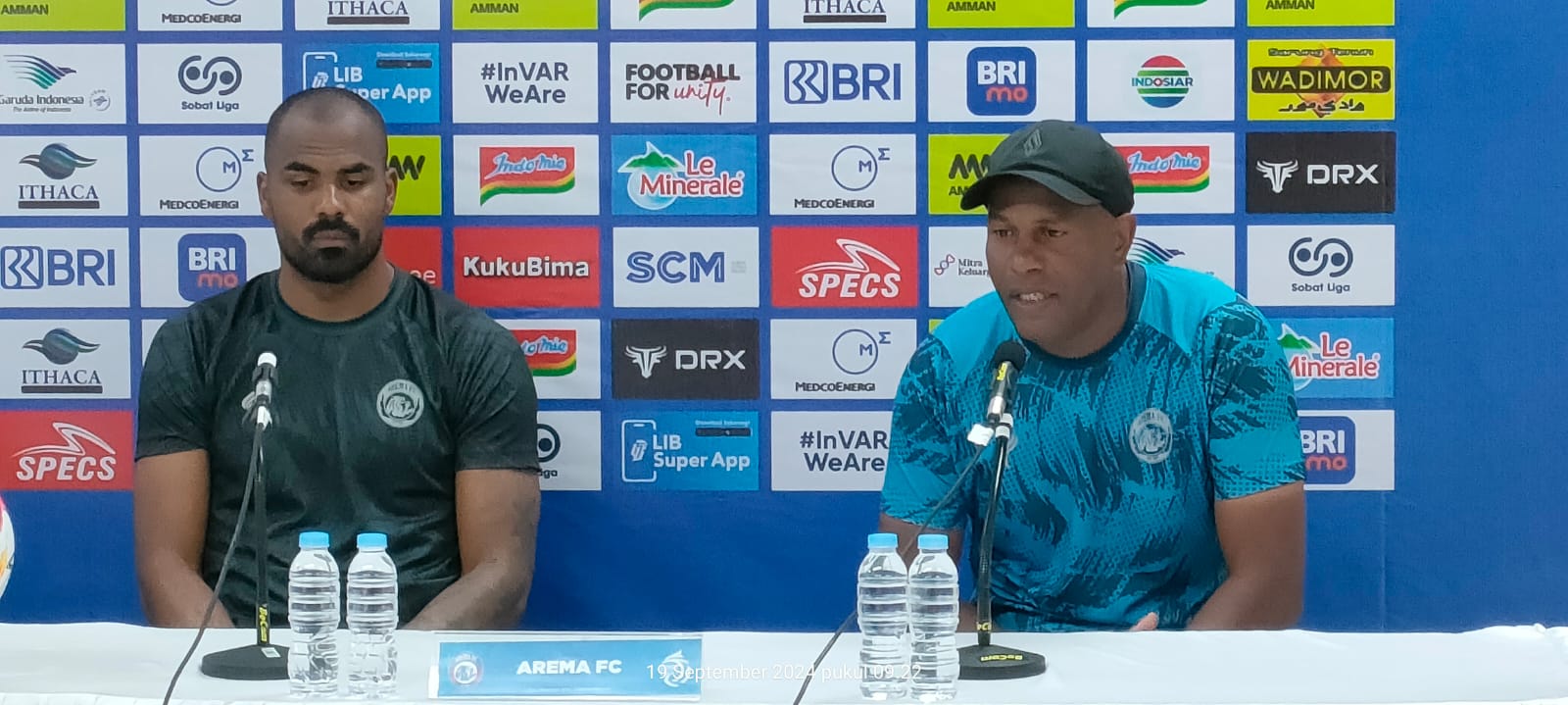 Pelatih Arema, Joel Cornelli didampingi Thales Lira dalam sesi pers pre-match BRI Liga 1 melawan PSS Sleman di Stadion Manahan, Solo (pss sleman)