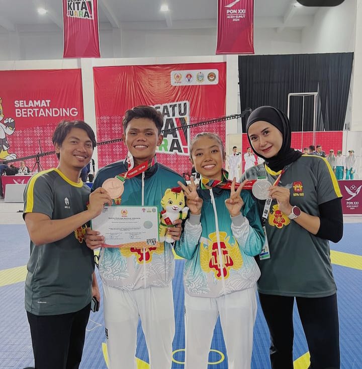 Lia Karina Mansur (kanan) bersama taekwondoin Yogyakarta yang meraih medali di PON XXI Aceh-Sumut 2024.