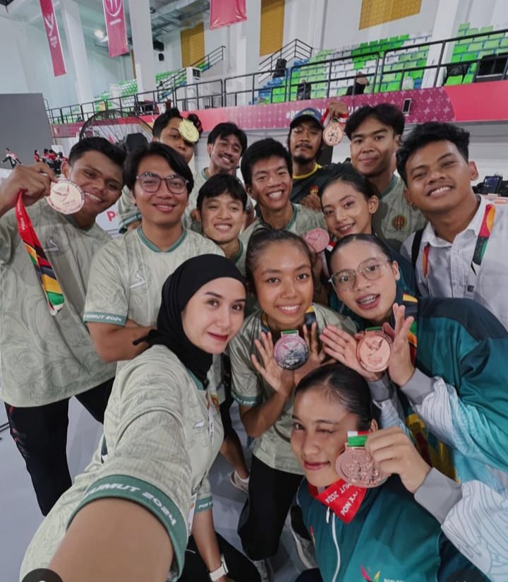 Lia Karina Mansur bersama tim taekwondo DIY yang berlaga di PON XXI Aceh-Sumut 2024