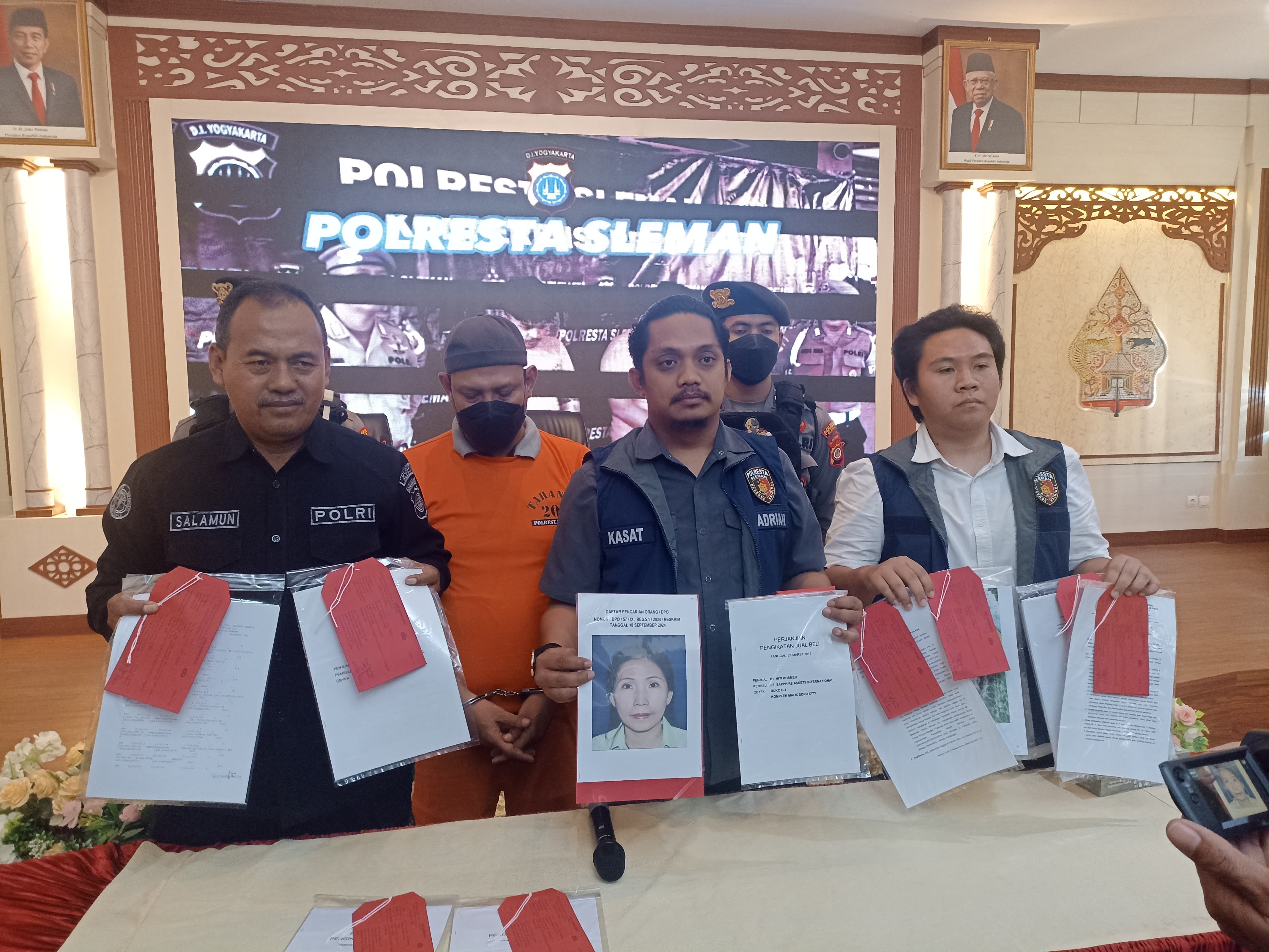 Jajaran Polresta Sleman saat menghadirkan tersangka kasus penggelapan uang apartemen Malioboro City di Mapolresta Sleman, Kamis (19/9/2024).
