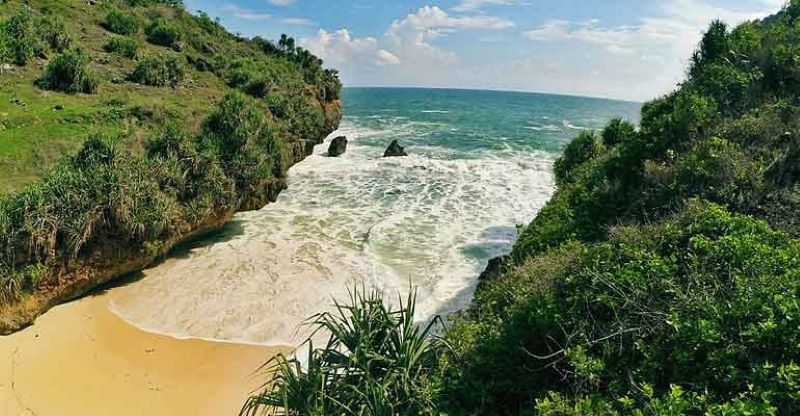 Pantai Srakung di Gunungkidul.