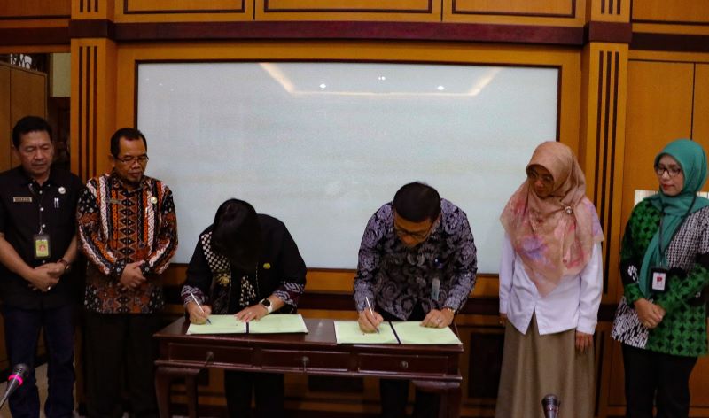 Kepala BBPOM DIY bersama Pj Bupati Kulon Progo melakukan penandatanganan.&nbsp;