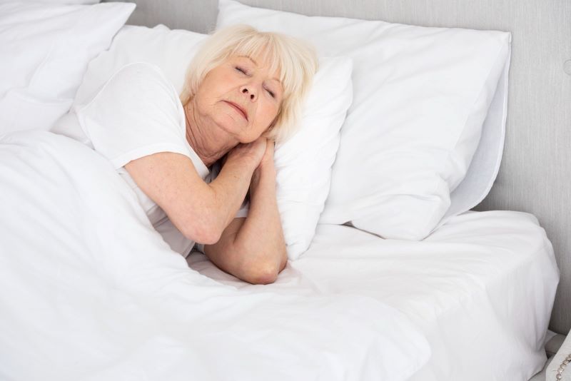 Seorang nenek yang sedang tidur.
