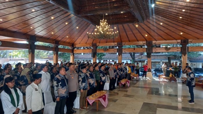 PERJANJIAN: Pelaksanaan pembacaan ikrar Pilkada damai dan penandatanganan nota untuk menjaga kondusivitas selama proses Pilkada Bantul 2024.