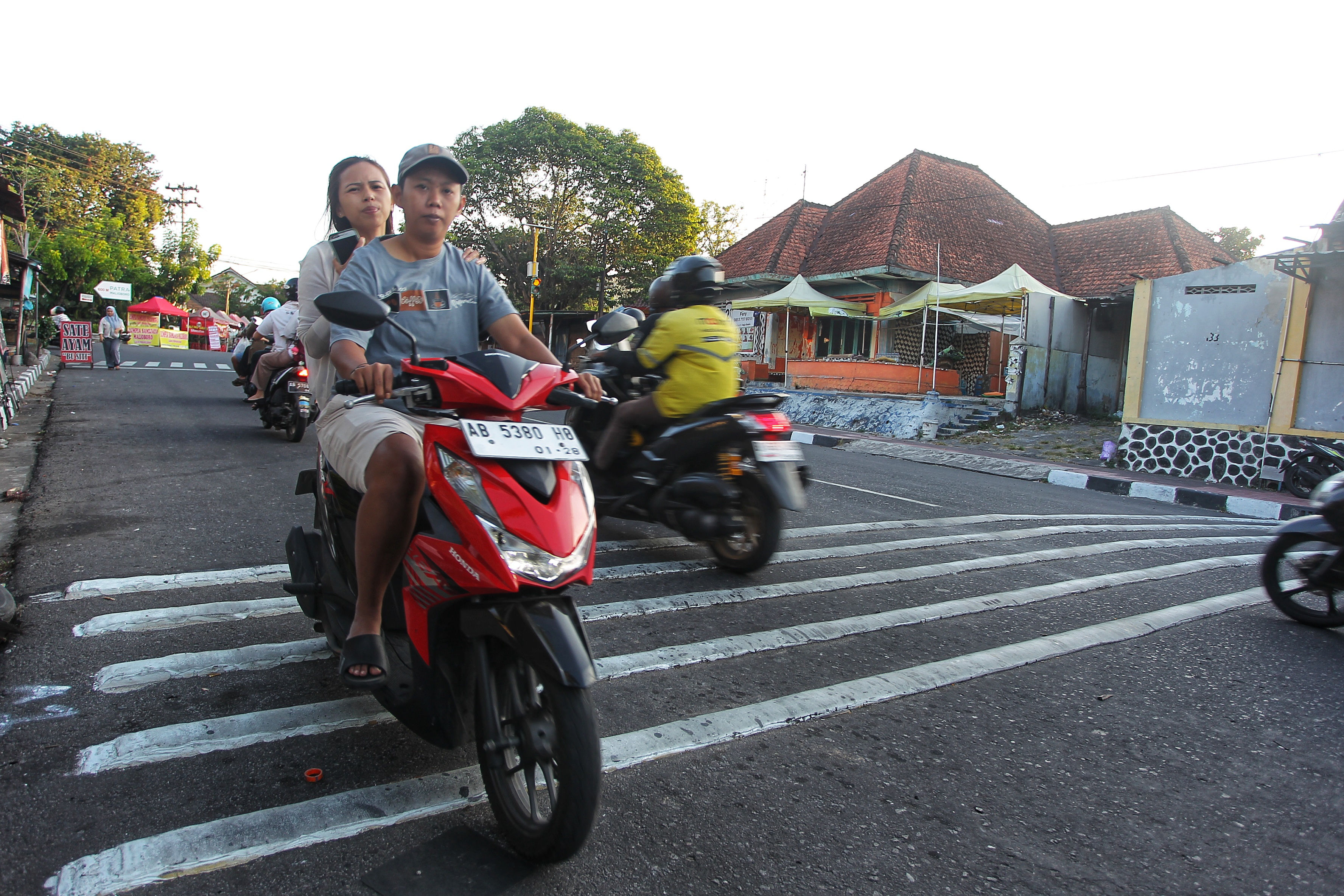 Pengendara motor melanggar arus lalu lintas serta tak mengenakan hel m saat melintas di Jalan Letjen Suprapto