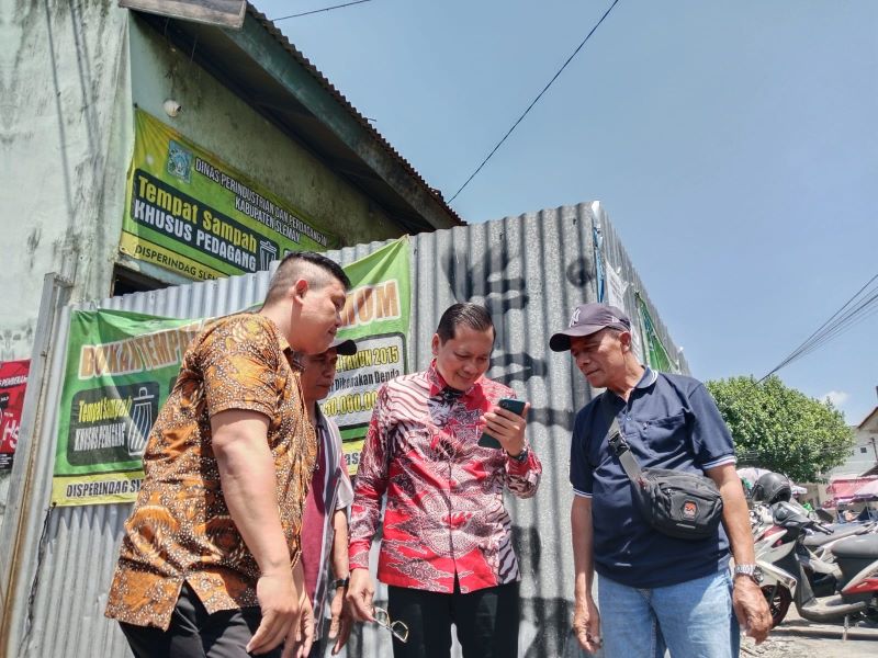 Ketua Sementara DPRD Sleman Gustan Ganda menengok kondisi depo sampah yang digembok di Pasar Condongcatur