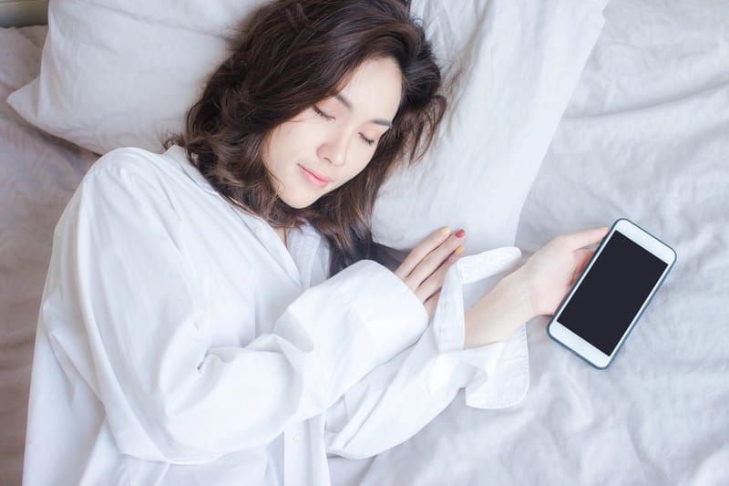 Ilustrasi tidur didekat smartphone.