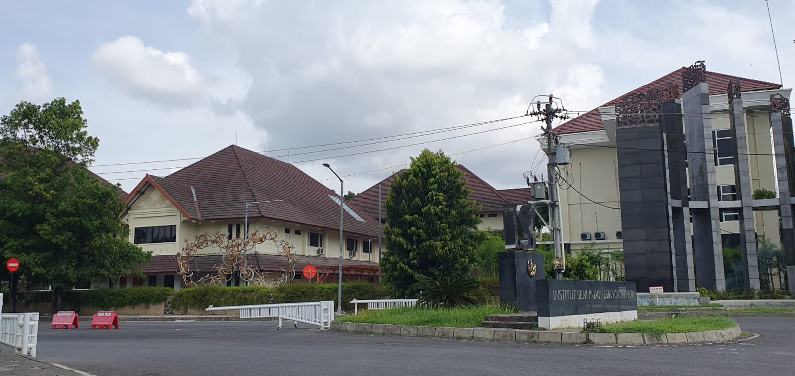 GANTI STATUS - Suasana di pintu masuk kampus Institut Seni Indonesia (ISI) Jogja  GUNAWAN/Radar Jogja