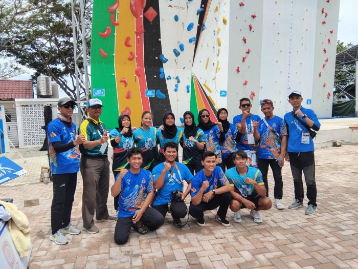 BELUM DAPAT EMAS: Tim panjat tebing DIY saat berfoto bersama dengan Satgas PON KONI DIY.