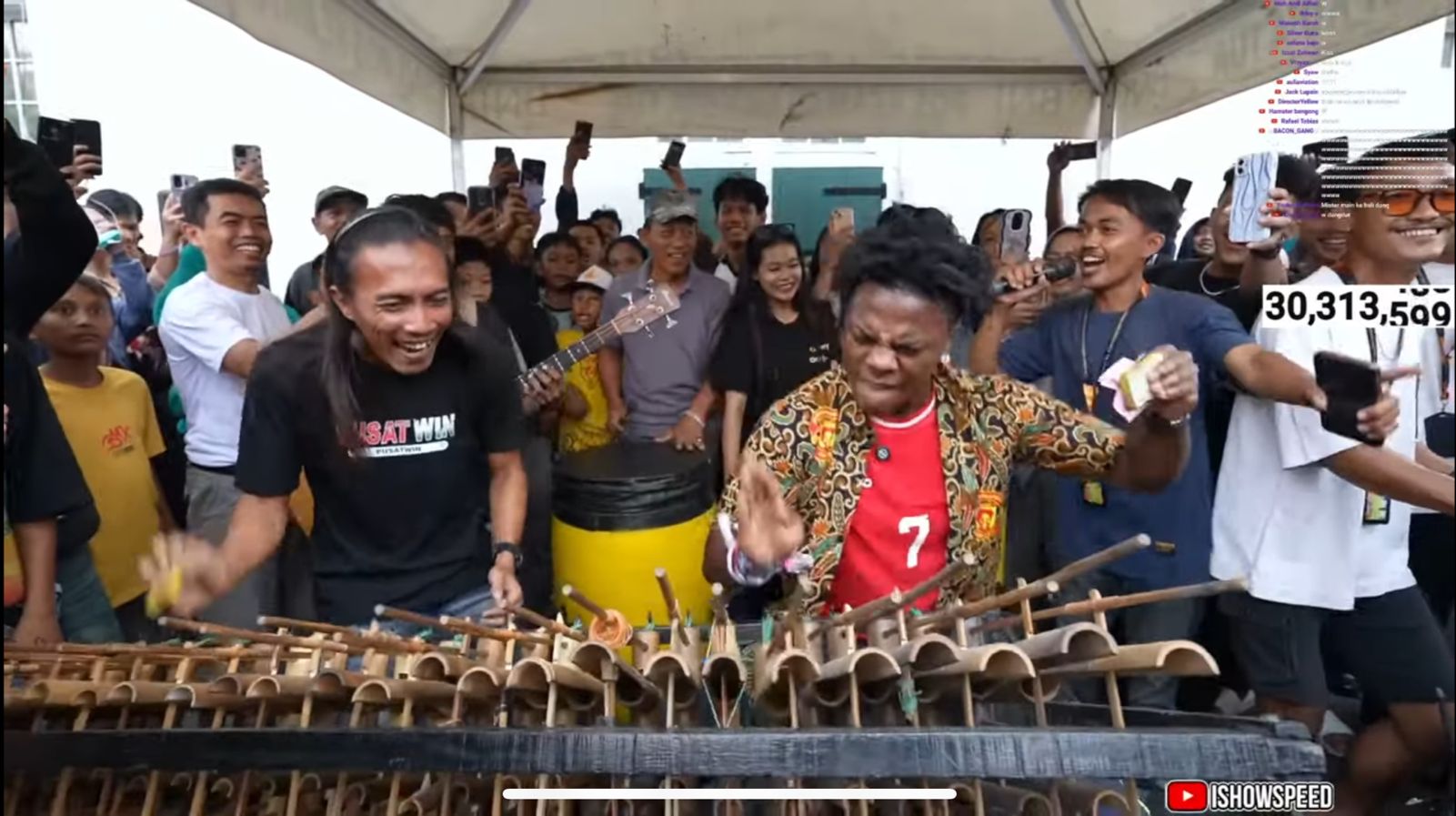Serunya selebgram Amerika Serikat IShowSpeed saat bermain angklung dengan musisi angklung lokal Indonesia.