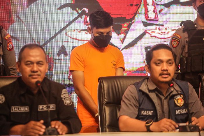 UNGKAP KASUS: Tersangka dan barang bukti dihadirkan saat rilis ungkap kasus pencurian dengan kekerasan di Mapolresta Sleman Kamis (19/9).