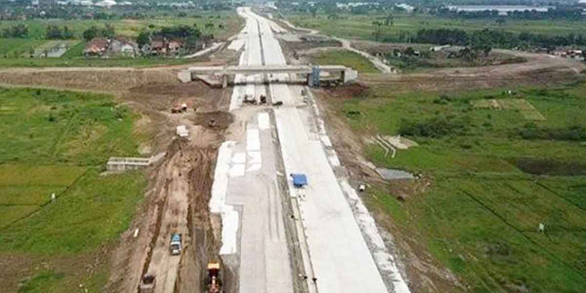 Kondisi pembangunan jalan tol.