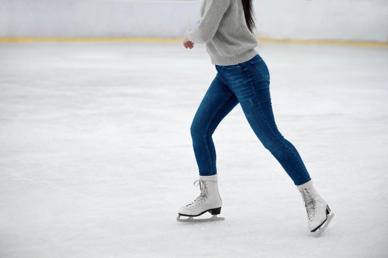Seorang wanita yang sedang bermain ice skating.