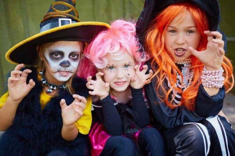 Ide kostum halloween untuk party bersama teman.
