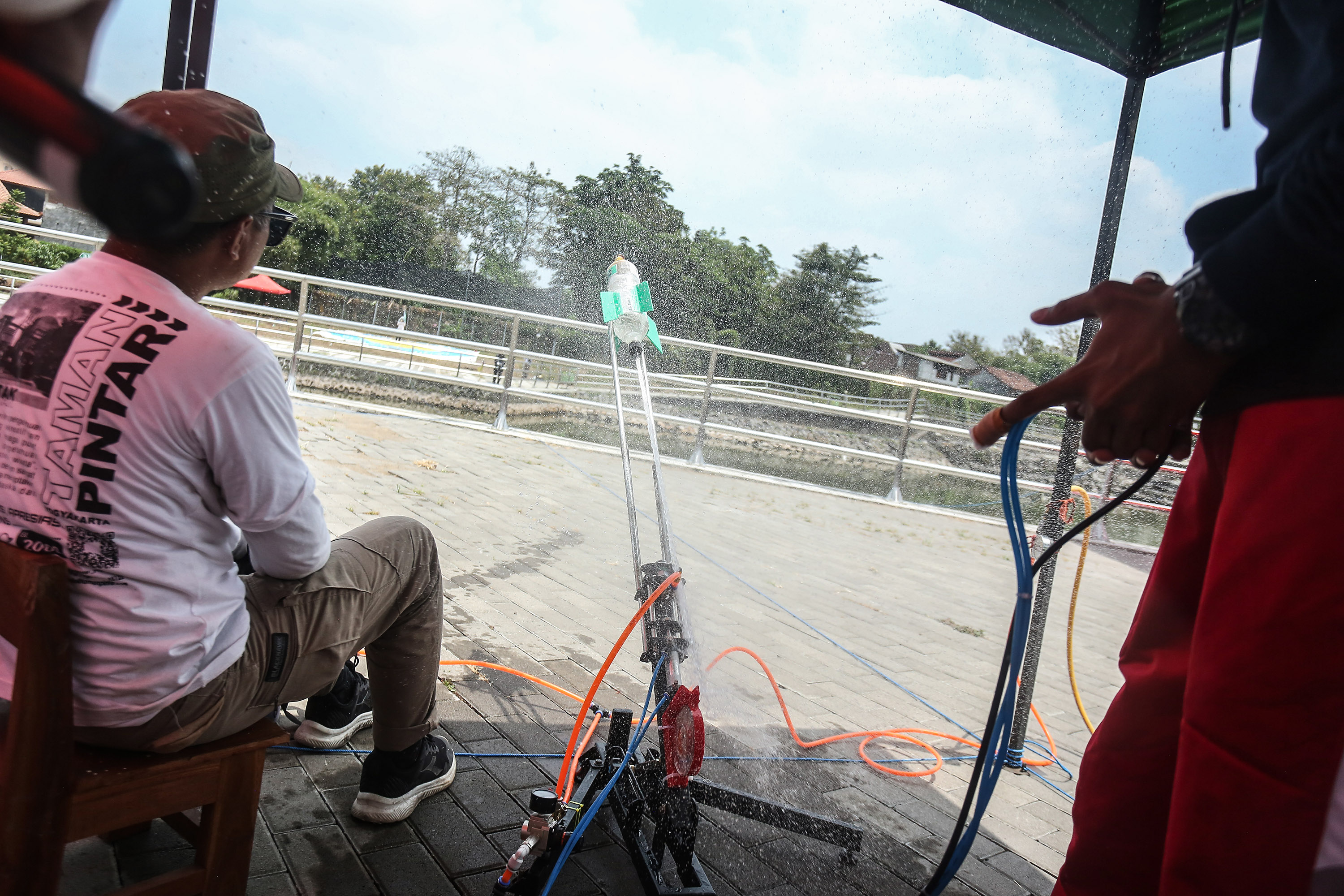 Peserta meluncurkan roket buatannya saat kontes roket air taman pintar di Taman Budaya Embung Giwangan, Jogja, Sabtu (21/9). Kontes roket air tahun ini diikuti 332 siswa dari 60 sekolah di DIJ, Jateng, hingga Jakarta (Foto: Elang Kharisma Dewangga).