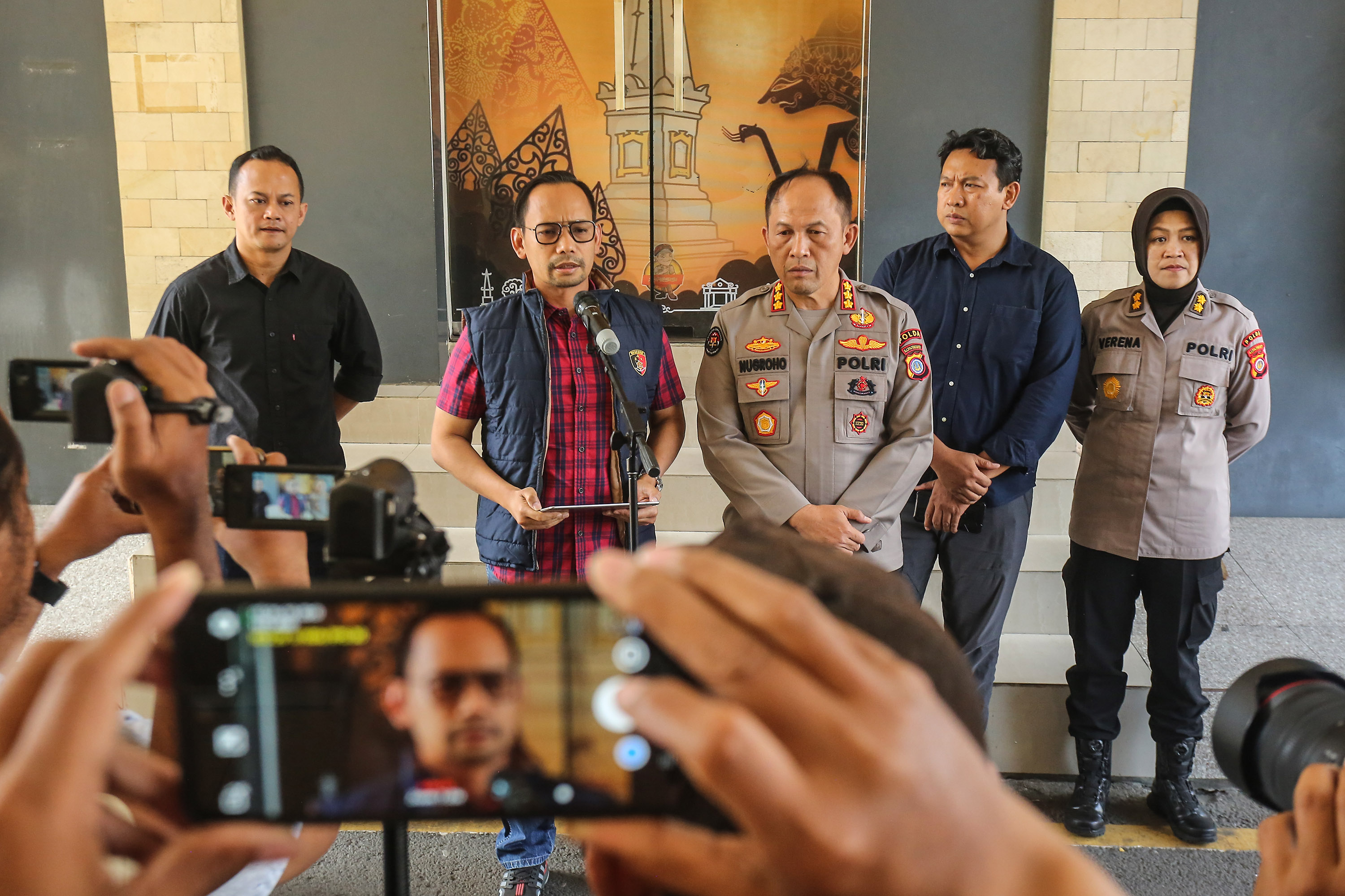 Ditreskrimum Mapolda DIJ, FX Endriadi (kacamata) memberikan keterangan kepada awak media terakait penangkapan pelaku perampokan Pos Damkar Godean di Mapolda DIJ,Depok, Sleman, Sabtu (21/9). Dalam ketrangan Ditreskrimsus Mapolda DIJ berhasil mengamankan 7