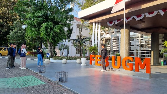 PEDULI: Mahasiswi saat berada di kawasan gedung FEB UGM. Saat ini, FEB UGM telah menyediakan layanan konsultasi psikologi untuk mahasiswa.