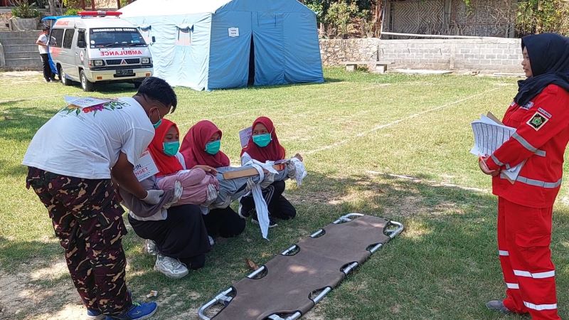 SIMULASI: Anggota KSR melakukan simulasi penanganan luka tusuk.