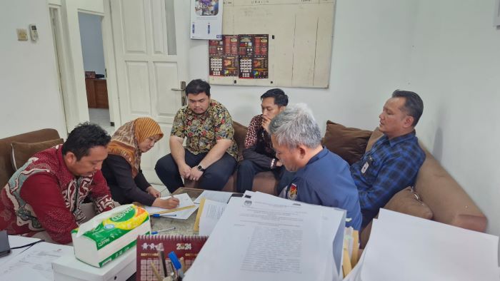 TERTUTUP: Rapat pleno tertutup yang dilakukan Komisioner KPU Bantul di kantornya Minggu (22/9/2024).