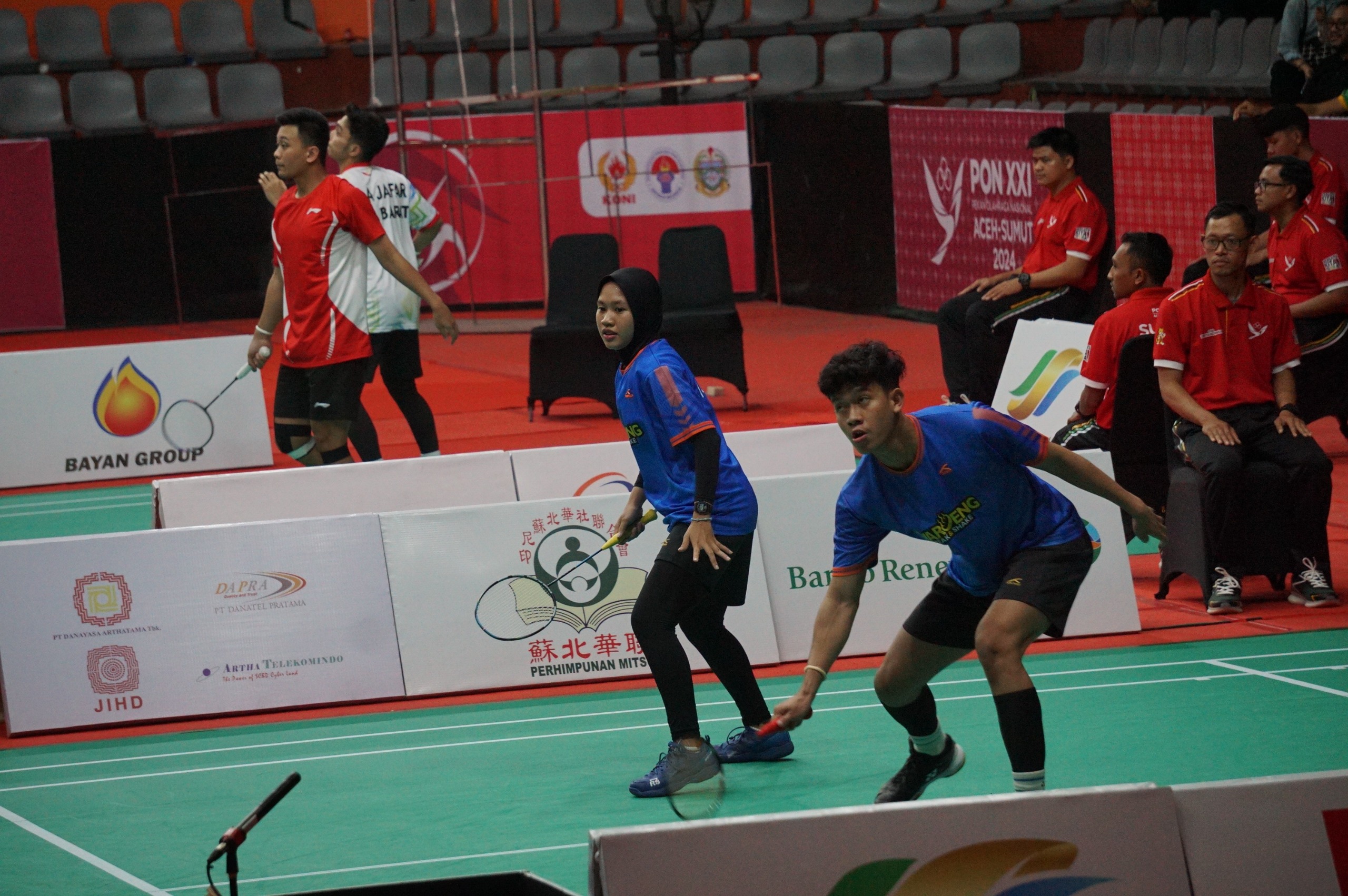 Pasangan ganda campuran bulutangkis DIJ, Aufa Isnanta Murrafif Darwanto dan Sabrina Ajeng Takira saat berlaga di PON XXI 2024