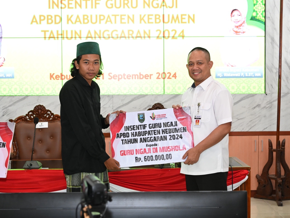 BENTUK PERHATIAN : Bupati Kebumen Arif Sugiyanto menyerahkan bantuan senilai Rp 600 ribu kepada setiap guru TPQ dan Madin.