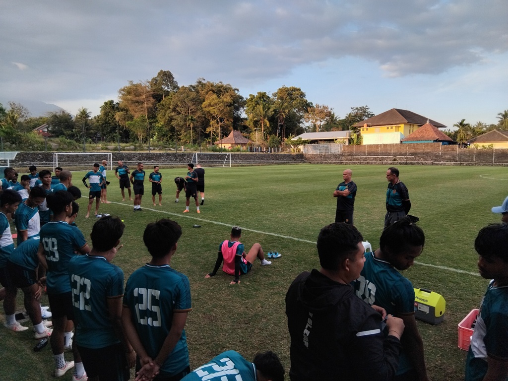 Para pemain PSS Sleman saat mendengarkan instruksi Pelatih Kepala PSS Sleman Wagner Lopes usai latihan rutin di Lapangan Pakembinangun, Sleman.