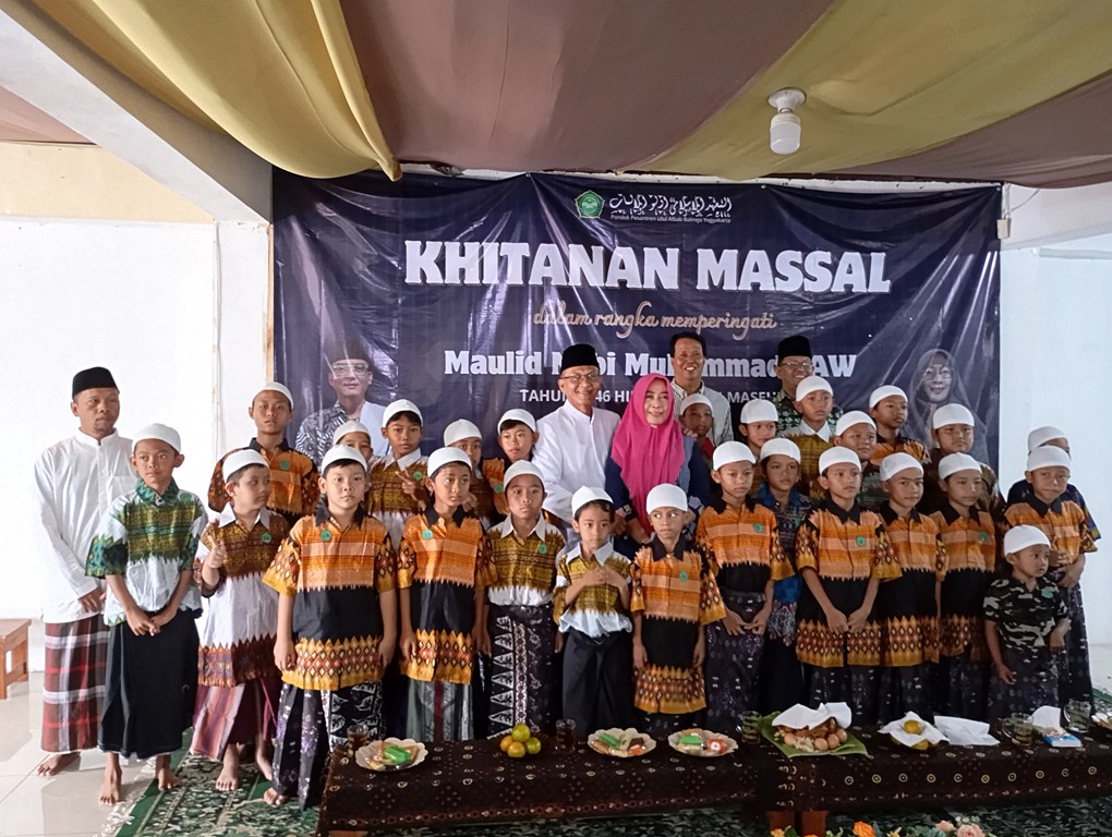 RUTIN: Pengasuh Ponpes Ulul Albab Balirejo Jogjakarta Dr KH Ahmad Yubaidi SH, S.Pd, MH dan Prof Dr Dra Hj Binti Maunah M.Pd.I bersama anak-anak peserta khitan massal kMinggu &nbsp; (22/9/2024)  &nbsp;