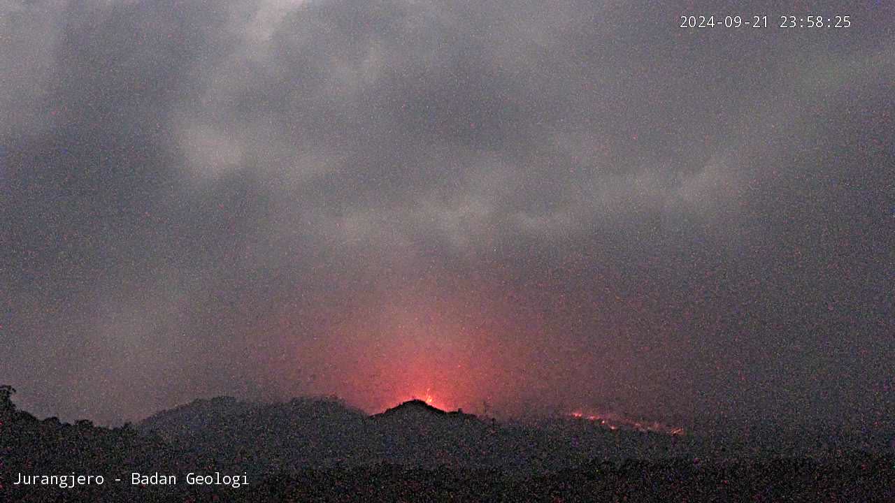 Erupsi Gunung Merapi terekam di CCTV milik Badan Geologi di Pos Pengamatan Jurangjero Kabupaten Magelang pada Sabtu (21/9/2024) pukul 23:58 WIB.  (BPPTKG)