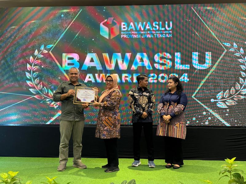 PRESTASI: Bawaslu Kabupaten Magelang mendapatkan dua pengharagaan dalam rangka HUT ke-12 Bawaslu Jateng di Hotel Grand Candi Kota Semarang, Jumat (20/9/2024).