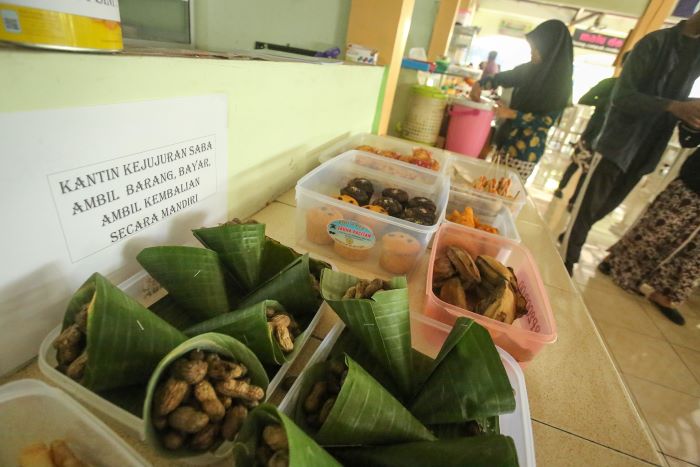 Berbagai jajanan yang disajikan di kantin kejujuran sekolah SMAN 1 Bantul, Jumat (20/9). Kantin kejujuran yang ada di sekolah merupakan bentuk pendidikan karakter bagi siswa