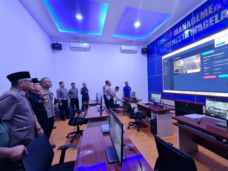 RUANG PANTAU: Kapolresta Magelang bersama jajaran forkompimda saat meninjau Traffic Management Centre (TMC) Endra Dharmalaksana usai diresmikan, Senin (23/9/2024).