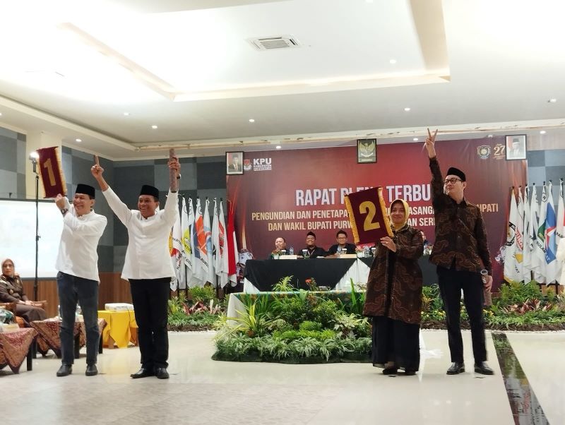 Paslon Yophi-Lukman dan Yuli-Dion menunjukkan nomor urut untuk kontestasi Pilkada 2024 dalam rapat pleno pengundian dan penetapan nomor urut paslon, Senin (23/9/2024).