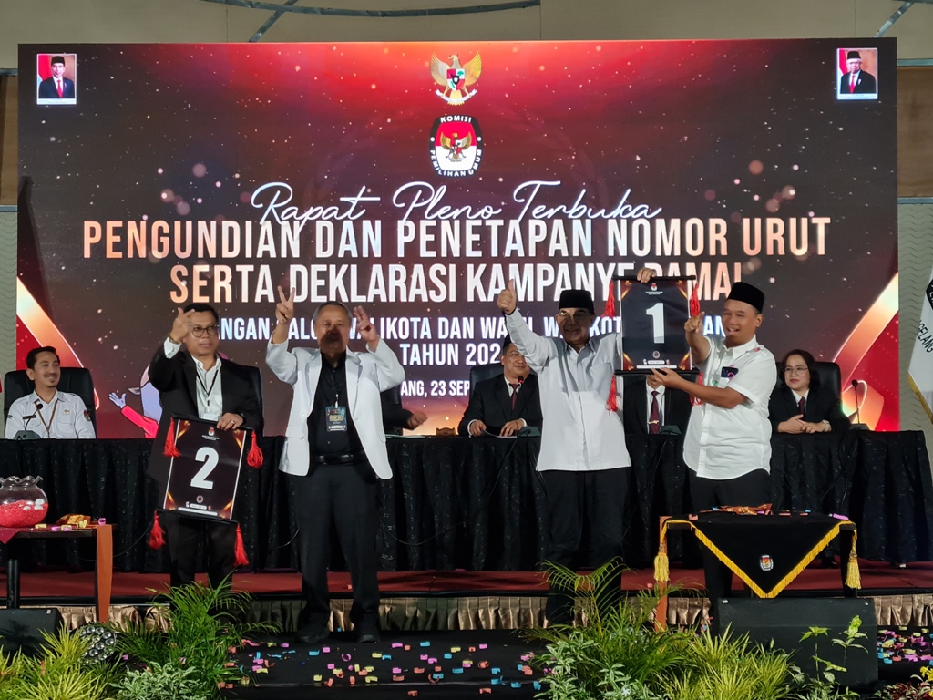 RESMI: Paslon wali kota dan wakil wali Kota Magelang Aziz-Mansyur serta Damar-Sri Harso usai mendapatkan nomor urut, Senin malam (23/9/2024).