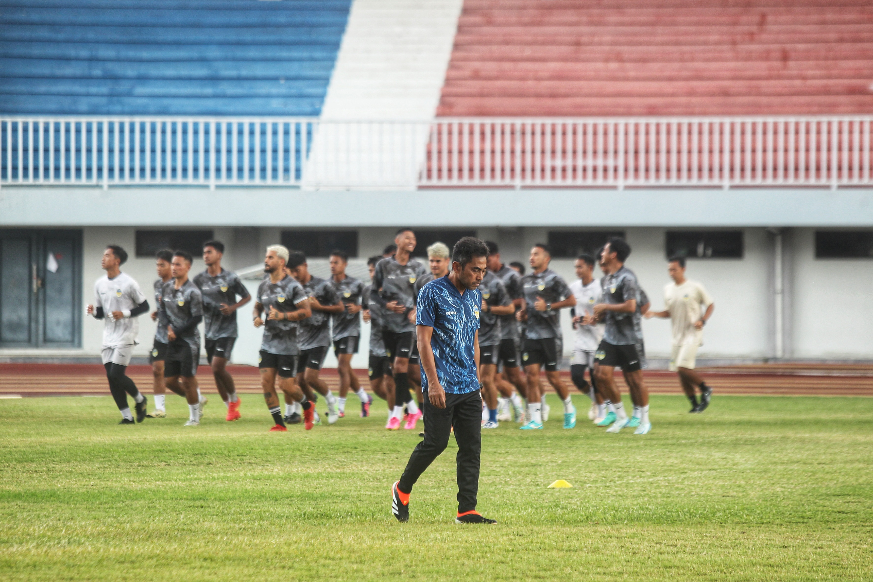 Seto Nurdiyantara memimpin latihan PSIM Jogja di Stadion Mandala Krida, Senin (23/9/2024)