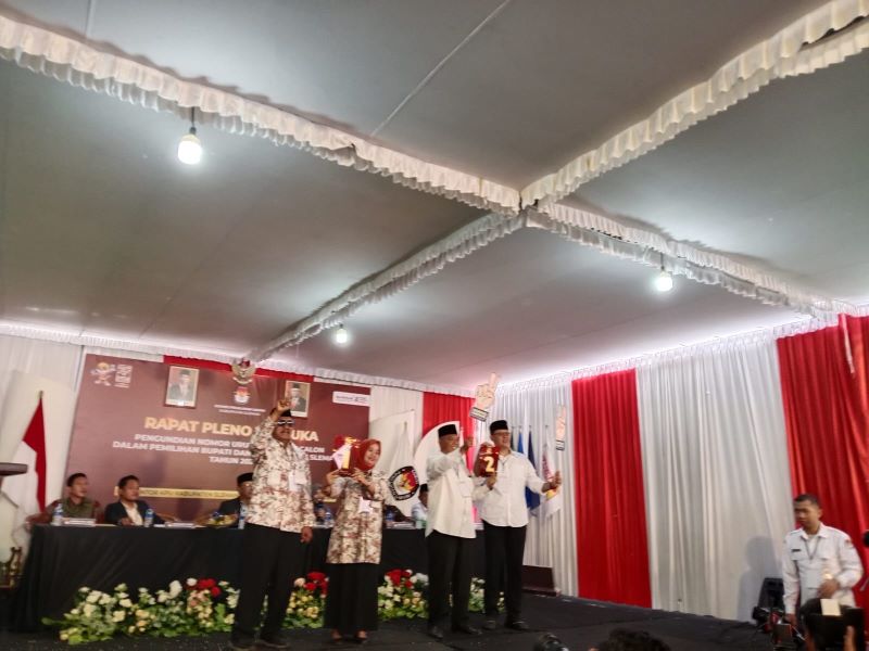 Pasangan calon bupati dan wakil Sleman saat mengambil nomor urut