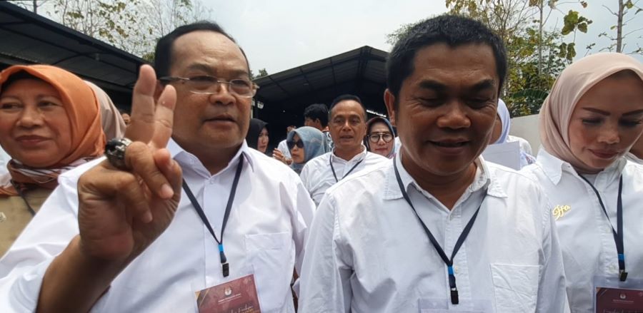 NOMOR DUA - Calon Bupati Prof. Sutrisna Wibawa dan Sumanto usai mengikuti pengundian nomor urut Pilkada 2024 di kantor KPU Gunungkidul pada Senin (23/9/2024)