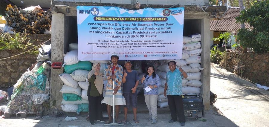 Kegiatan dosen Universitas AKPRIND Indonesia di Industri Pengolahan Sampah di Gunungkidul.
