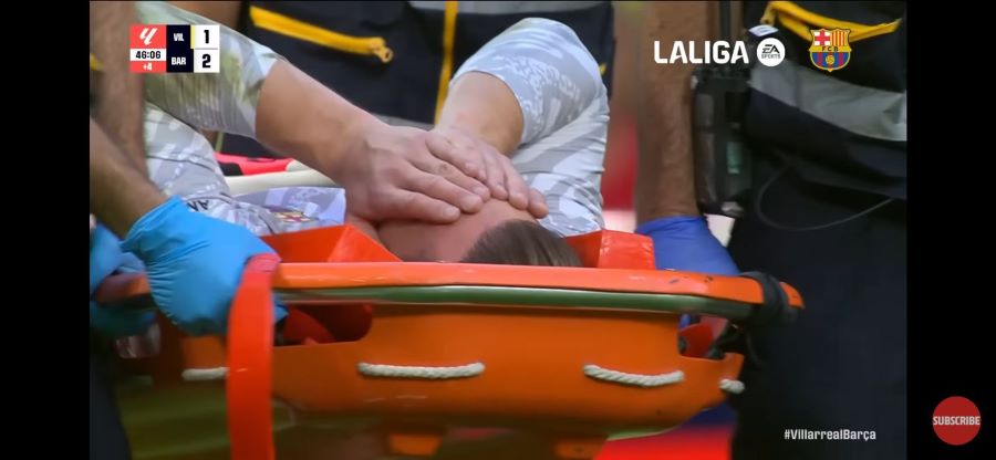 Marc-Andr&eacute; ter Stegen saat ditandu ke luar lapangan