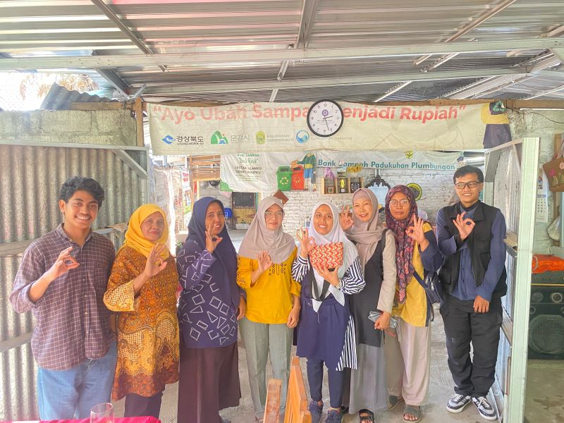Kegiatan mahasiswa dan dosen Universitas AKPRIND Indonesia program PPM di Bank Sampah Becik Resik Bambanglipuro, Bantul, Daerah Istimewa Yogyakarta (DIY).